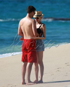  Diane and Joshua enjoy a romantic walk on the ビーチ in Mexico - November 26th
