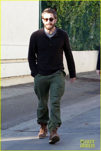 Jake Gyllenhaal: Saturday Stroll with a Friend
