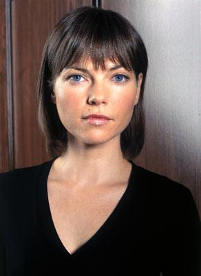 Nicole-de-Boer-star-trek-actors-27335285-292-400.jpg