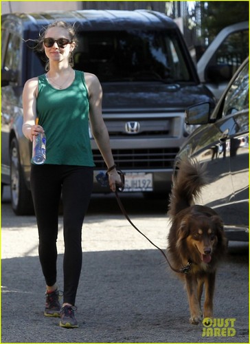  Amanda Seyfried: Birthday Stroll with Finn!