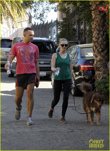  Amanda Seyfried: Birthday Stroll with Finn!