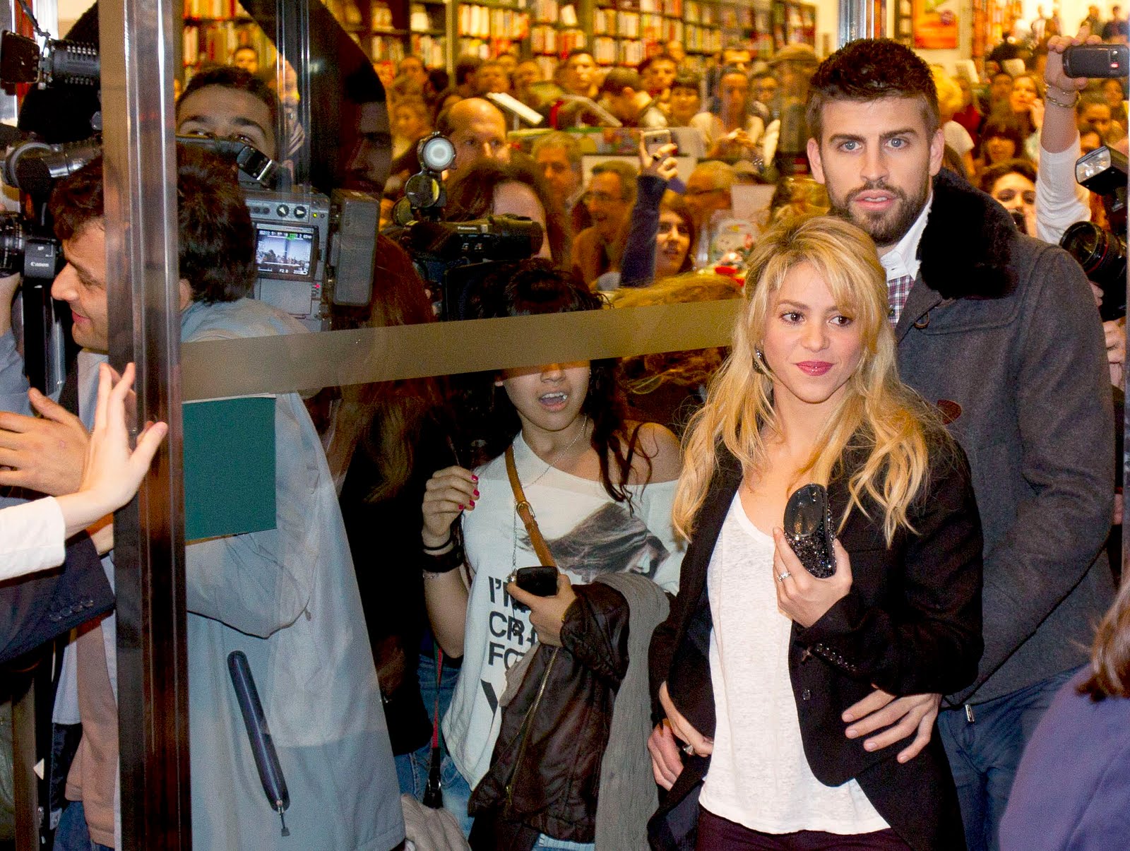 gerard piqué Photo: CU-Shakira and boyfriend-Dues Vides book release.