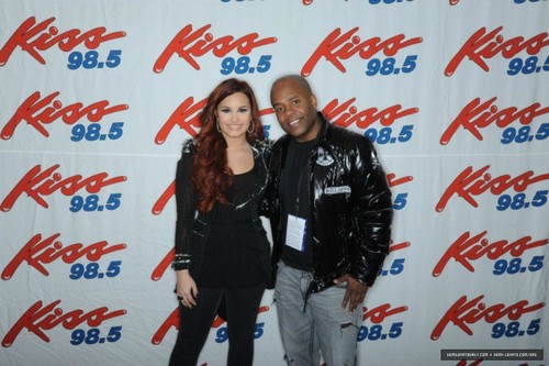  Demi Lovato Kiss 98.5 Buffalo Kissmas Bash 2K11 - Meet & Greet