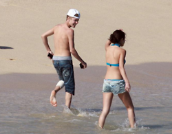  Justin Bieber And Selena Gomez On The Beach!