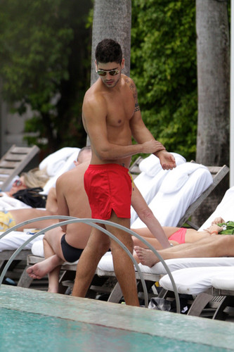  Model Miguel Iglesias Shirtless sa pamamagitan ng The Pool In Miami