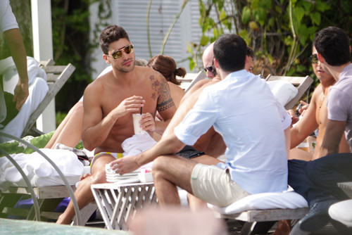  Model Miguel Iglesias Shirtless bởi The Pool In Miami