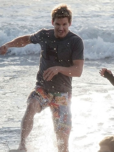  Ryan Kwanten Gets Wet In Surf Inspired bức ảnh Shoot
