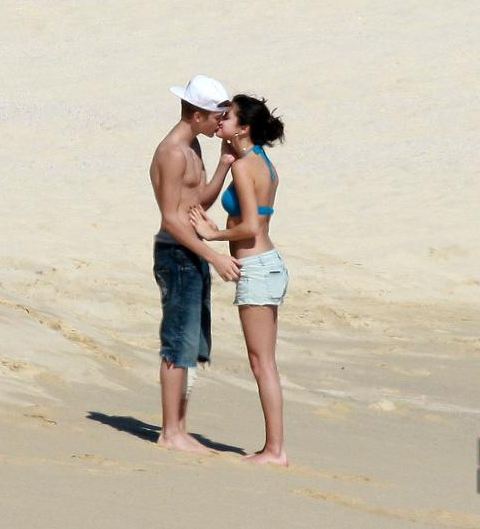 Selena and Justin in Mexico - justin-bieber-and-selena-gomez photo