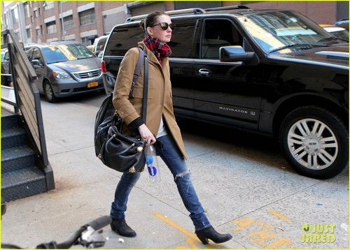 Anne Hathaway: Sunday Stroll with the Parents!