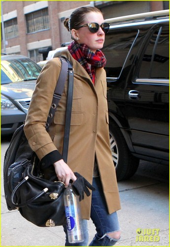  Anne Hathaway: Sunday Stroll with the Parents!