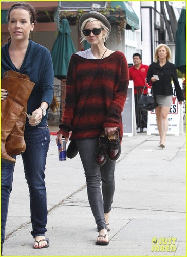  Ashlee Simpson: Manicure with a Gal Pal!