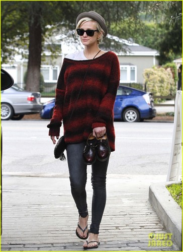  Ashlee Simpson: Manicure with a Gal Pal!