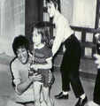 Bruce with his kids - bruce-lee photo