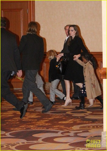  Angelina Jolie & Brad Pitt: Cirque du Soleil with the Kids!