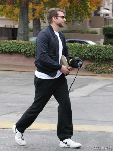  Bradley Cooper Plays テニス With Mom