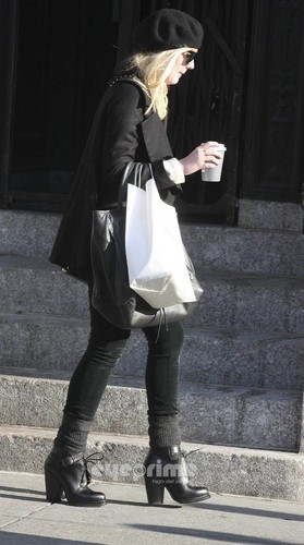  Dakota Fanning seen out shopping in New York, December 14
