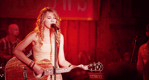  Taylor 唱歌 with her guitar..!