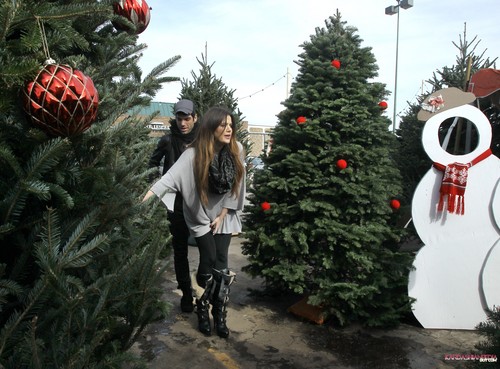  Khloe gets a Christmas tree at the North Pole in Dallas - 20/12/2011