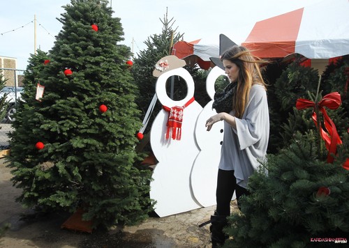  Khloe gets a Weihnachten baum at the North Pole in Dallas - 20/12/2011
