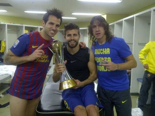  Cesc Fabregas, Gerard Pique and Carles Puyol with the trophy