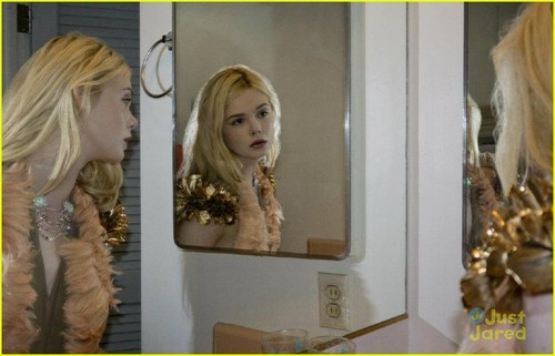  Elle Fanning: 'A Magazine Curated سے طرف کی Rodarte' Feature!