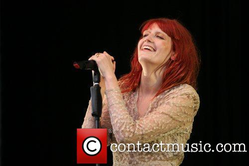  Florence Performs @ 2010 "Balado संगीत Festival" - Scotland
