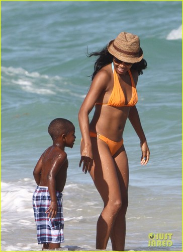  Gabrielle Union: Bikini Babe in Miami!