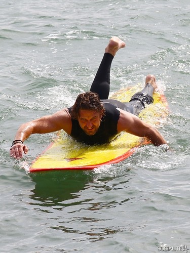  Gerard Butler Surfs For ‘Of Men And Mavericks’