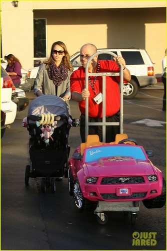 Jessica Alba: Toys "R" Us Stop with Baby Haven!