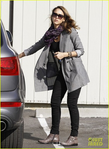 Jessica Alba: Toys "R" Us Stop with Baby Haven!