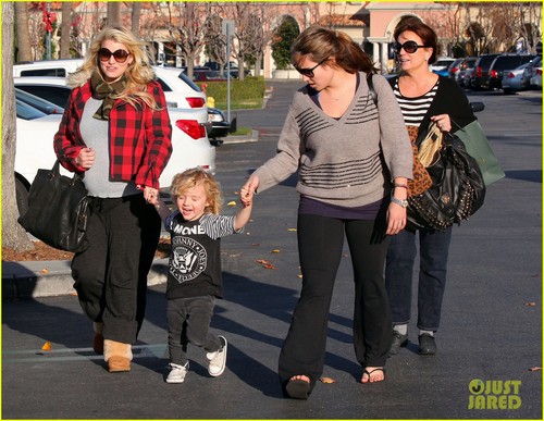  Jessica Simpson: hari Out With Mom Tina & Bronx!