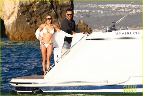  LeAnn Rimes: Bikini Babe on a лодка