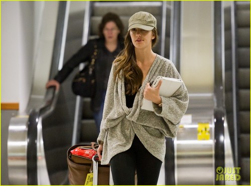  Minka Kelly Shows Support for Troops