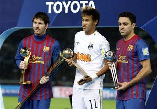 Santos FC (0) v FC Barcelona (4) - FIFA Club World Cup Final: Xavi recieves the Silver Ball