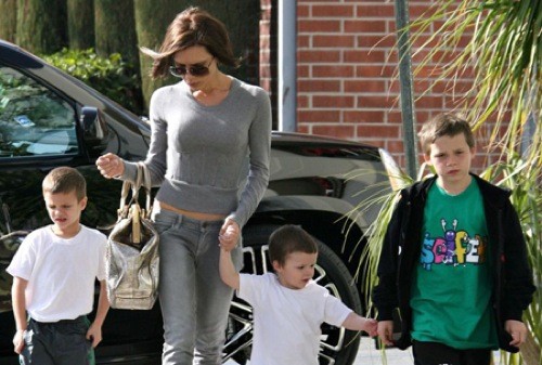  Victoria Beckham and her kids