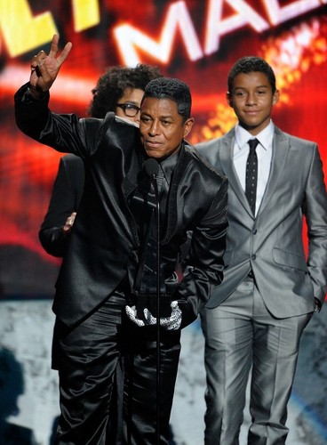  jermaine jackson with his sons jeremy and jaafar at american Muzik awards
