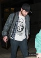  NEW PICS: Robert Pattinson Arriving At Los Angeles Airport (Dec. 28) - robert-pattinson photo