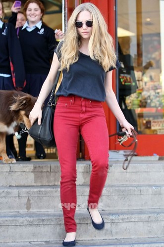  Amanda Seyfried running some errands in Hollywood, Dec 27