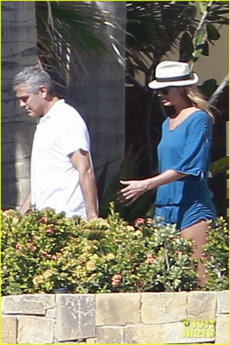  George Clooney: Mexico with Stacy Keibler!