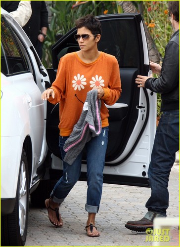  Halle Berry & Nahla: Lunch Time with Olivier Martinez!
