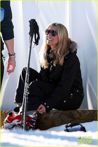 Heidi Klum Hits the Ski Slopes!