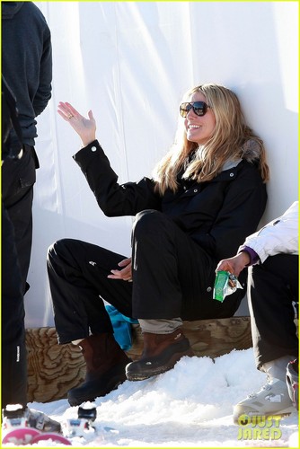  Heidi Klum Hits the Ski Slopes!