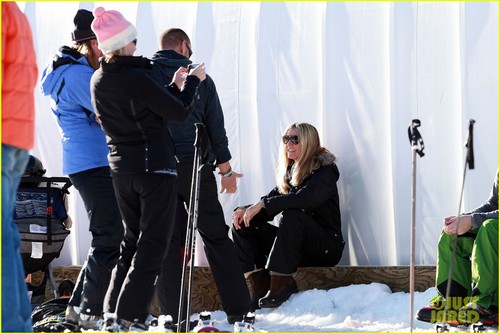  Heidi Klum Hits the Ski Slopes!