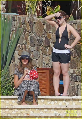  Jessica Alba: Bikini Mom in Mexico!