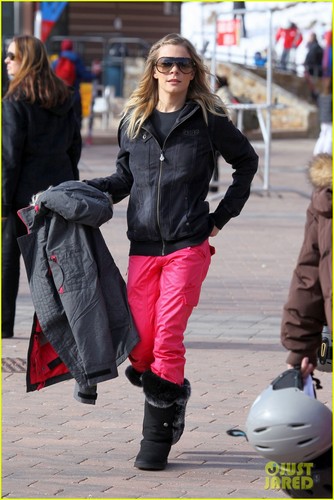 LeAnn Rimes: Pink Pants in Aspen!