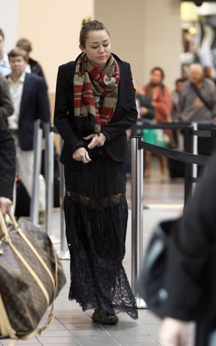 Miley - 30/12 Arriving At LAX Airport