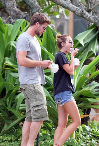  Miley And Liam Grabbing Ice Cream In Hawaii -30thDecember