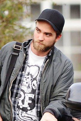  New Pictures of Robert Pattinson Leaving লন্ডন (Dec. 28)