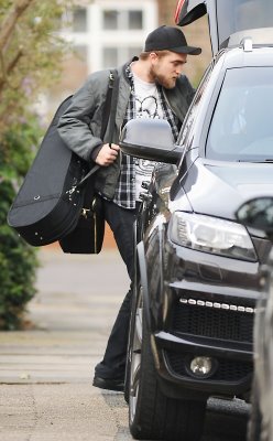  New Pictures of Robert Pattinson Leaving 伦敦 (Dec. 28)