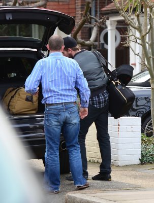  New Pictures of Robert Pattinson Leaving Londra (Dec. 28)